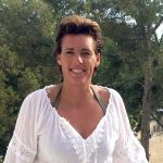 Lächelnde Frau strahlt Gesundheit und Vitalität aus, symbolisiert aktives Leben und Wohlbefinden für Fitness- und Ernährungsfirma.