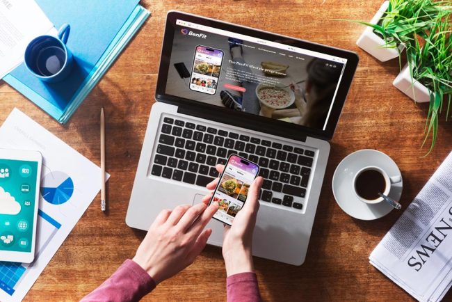 Slide-desktopPhone_EN BenFit coaching software Interface zeigt Ernährungsplan-Erstellung für Fitnessstudio-Kunden