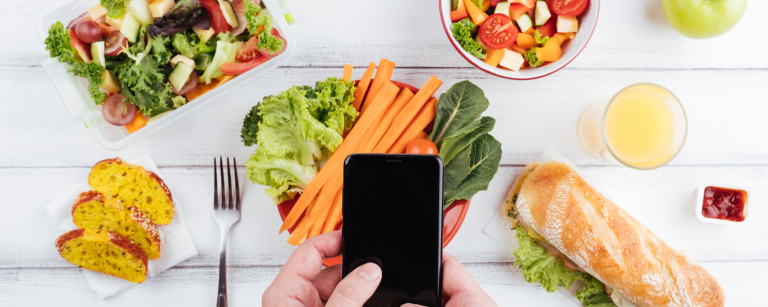 een telefoon die wordt gebruikt om voeding mee te tracken